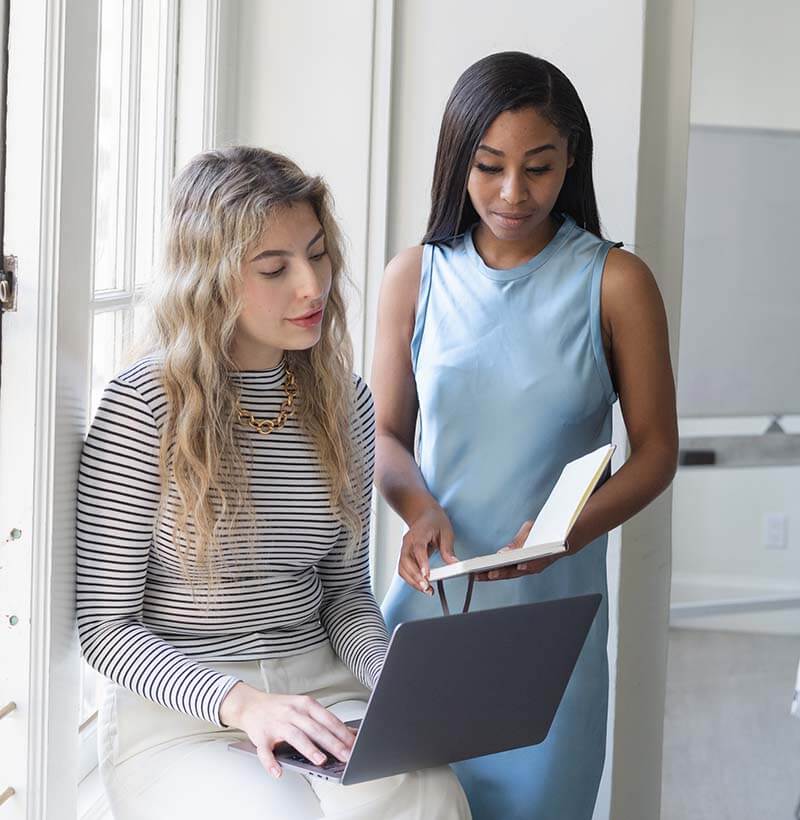 Deux jeunes filles sont en train d'échanger sur le bilan retraite d'un client