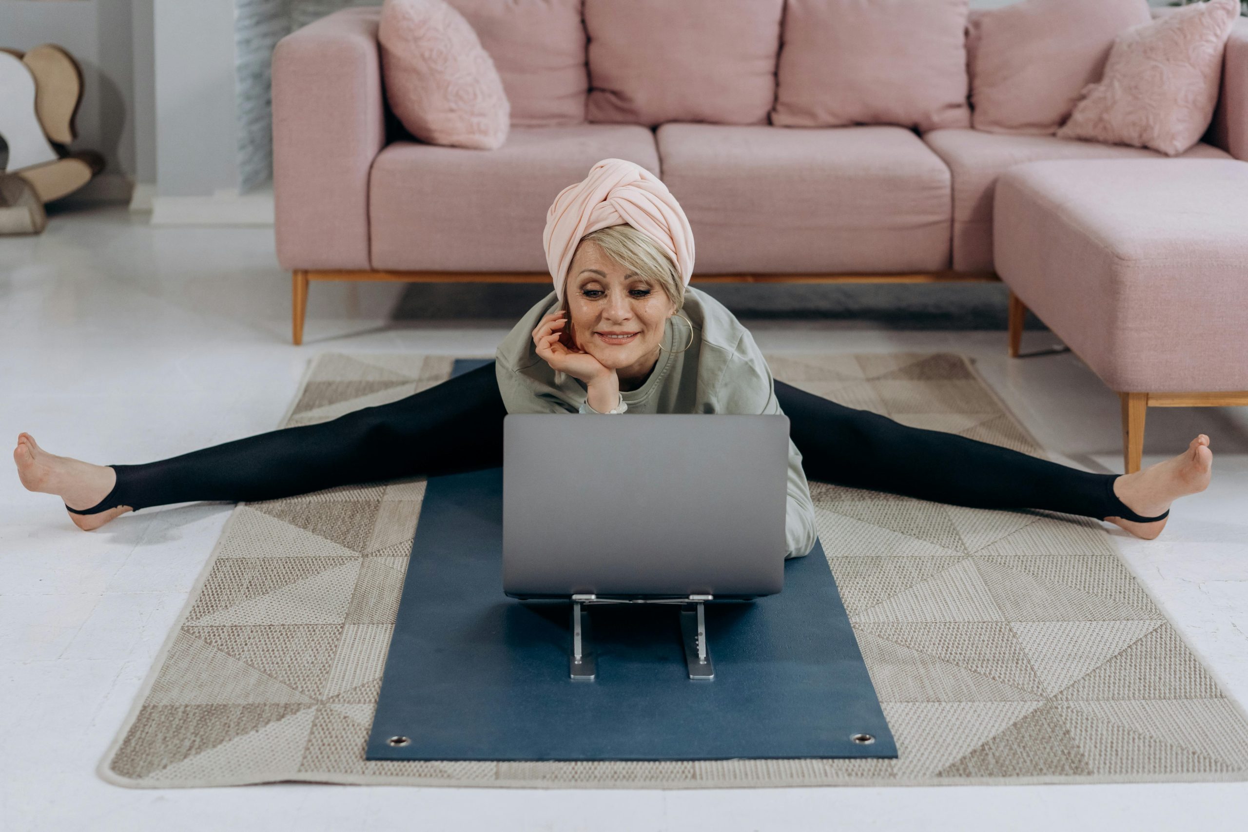 Retraitée en pleine séance de gym en visio au milieu de son salon