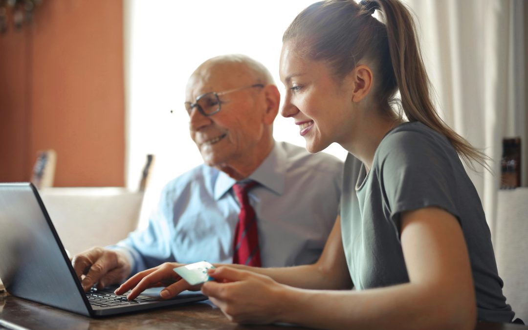 Expert retraite aide un retraité pour ses démarches