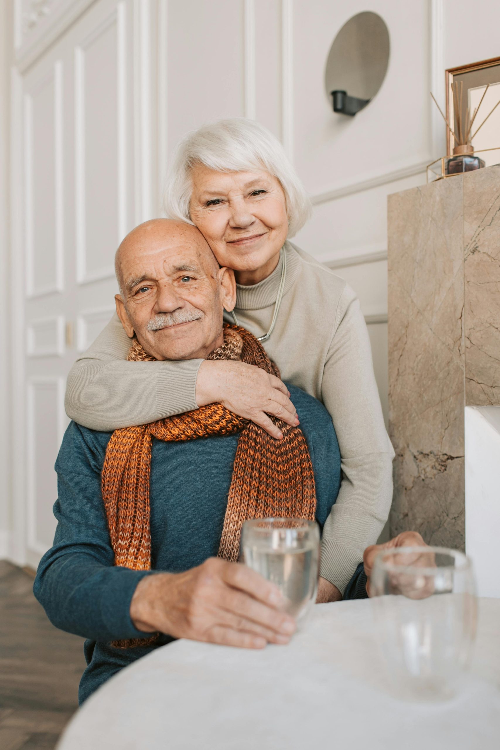 Couple de retraités heureux et sereins.