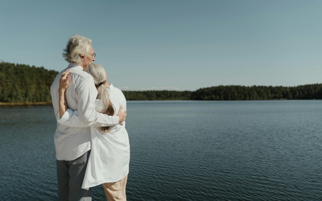 Couple de retraité regardant vers l'avenir en toute sérénité