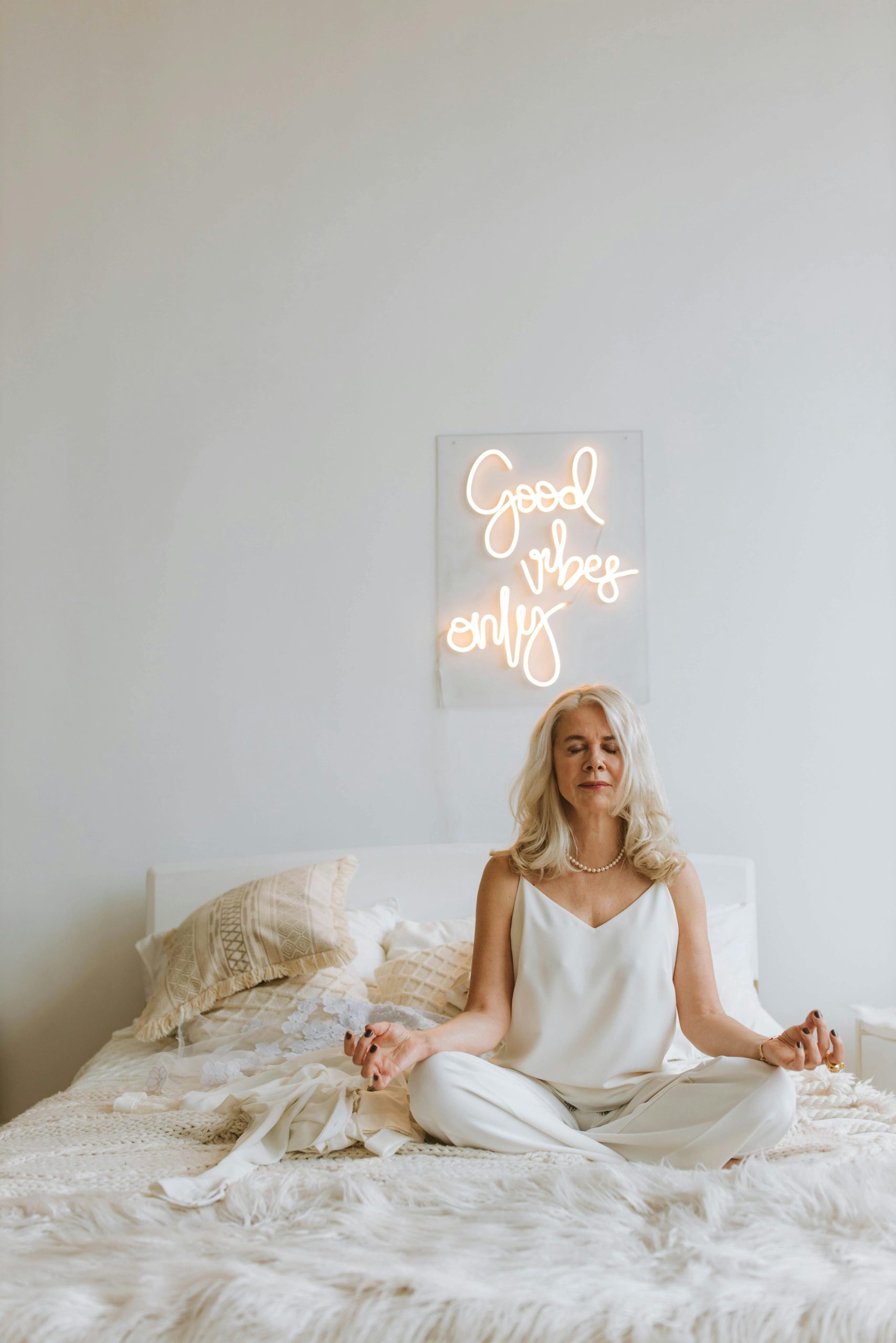 Une jeune retraitée en pleine séance de yoga dans sa chambre